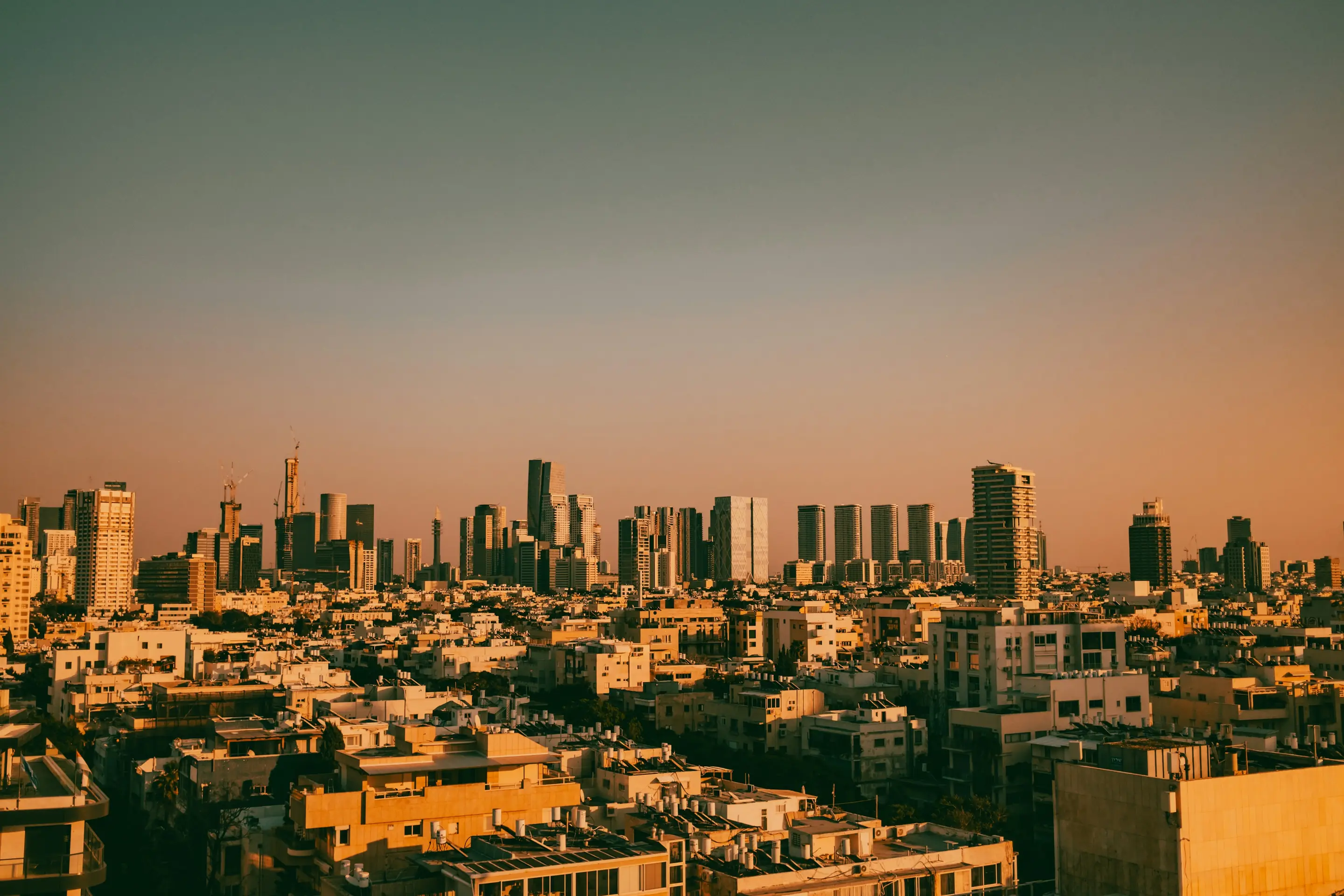 גגות תל אביב בשעת זהב, מגדלים חדשים מאחורי הבנייה הוותיקה